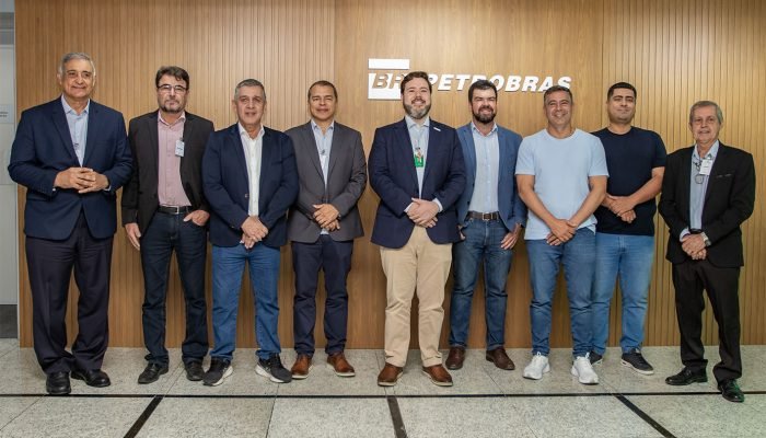 Reunião na Petrobras entre prefeitos das cidades produtoras de petróleo e Diretor Regional da BR. Macaé/RJ.