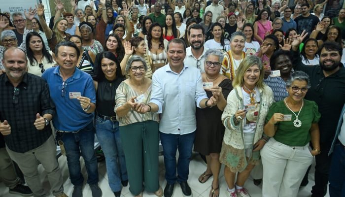 Prefeito entrega primeiras 300 Carteiras Municipais da Economia Solidária – Portal da Prefeitu...
