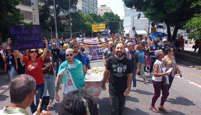 Manifestantes realizam enterro simbólico do governador Cláudio Castro diante do descaso com a e...