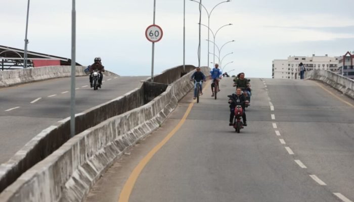 Segundo dia de travessia de pedestres e ciclistas na Ponte Leonel Brizola marcada pela normalidad...