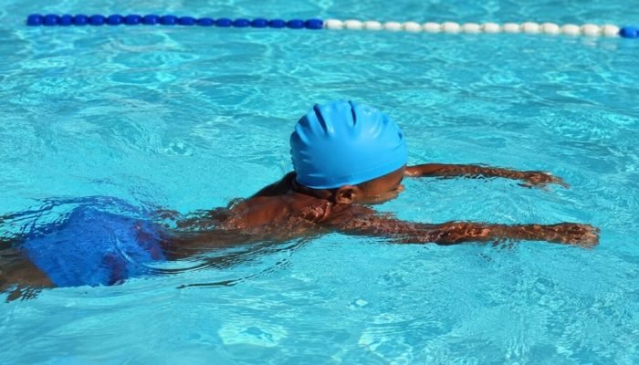 Aulas de natação infantil retornam após as férias e movimentam a Fundação Municipal de Espo...